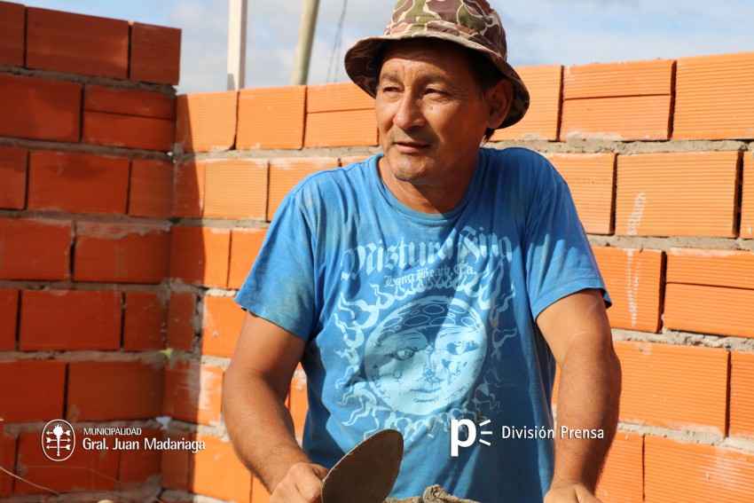 Silvio ariz, un constructor que se siente feliz de realizar viviendas