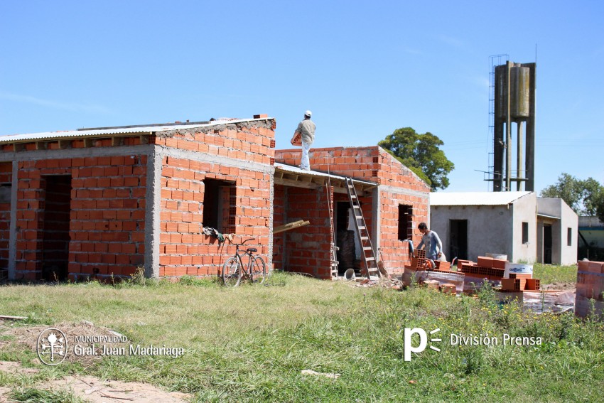 Santoro recorri la obra del plan de 36 viviendas sociales