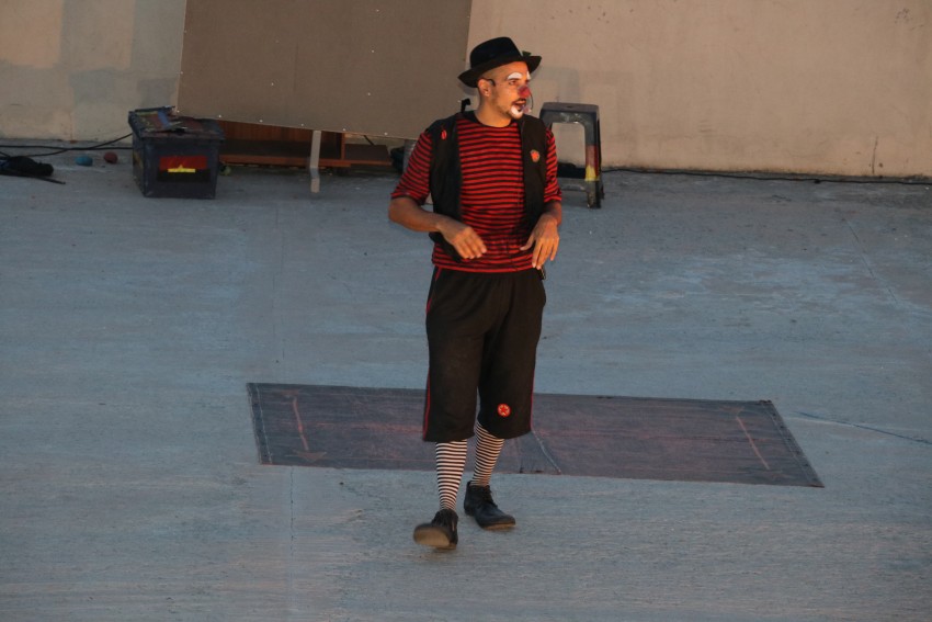 El payaso Alambre interactu con grandes y chicos en el Anfiteatro