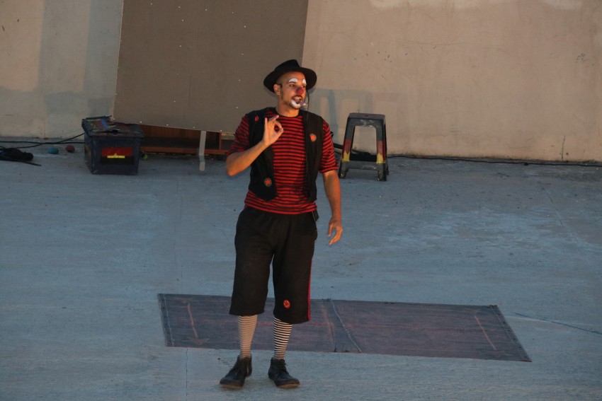 El payaso Alambre interactu con grandes y chicos en el Anfiteatro