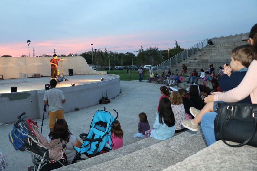 El payaso Alambre interactu con grandes y chicos en el Anfiteatro