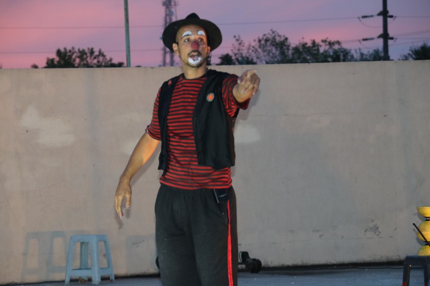 El payaso Alambre interactu con grandes y chicos en el Anfiteatro