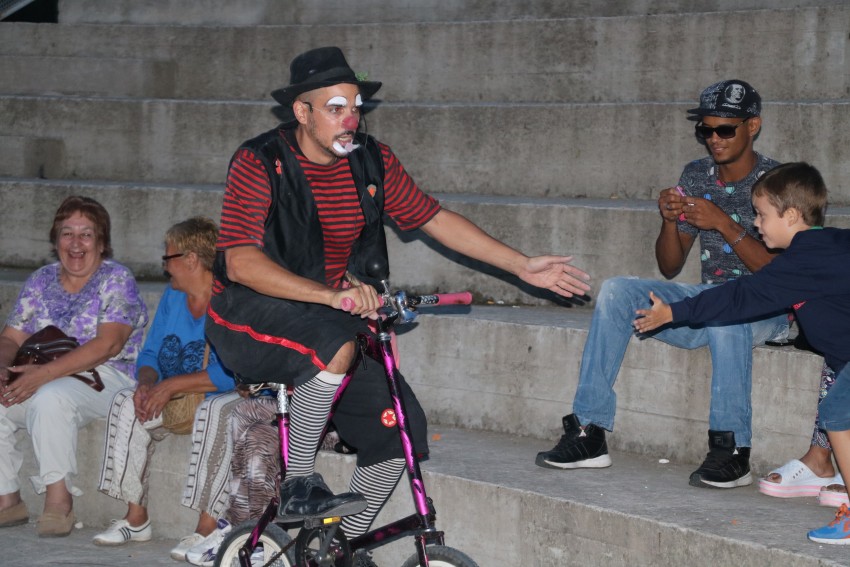 El payaso Alambre interactu con grandes y chicos en el Anfiteatro