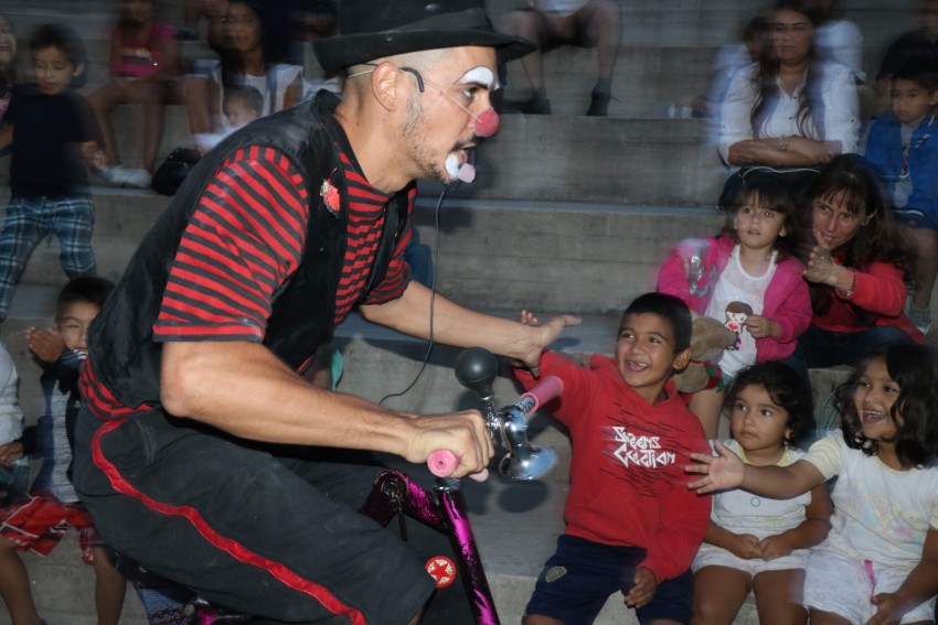 El payaso Alambre interactu con grandes y chicos en el Anfiteatro