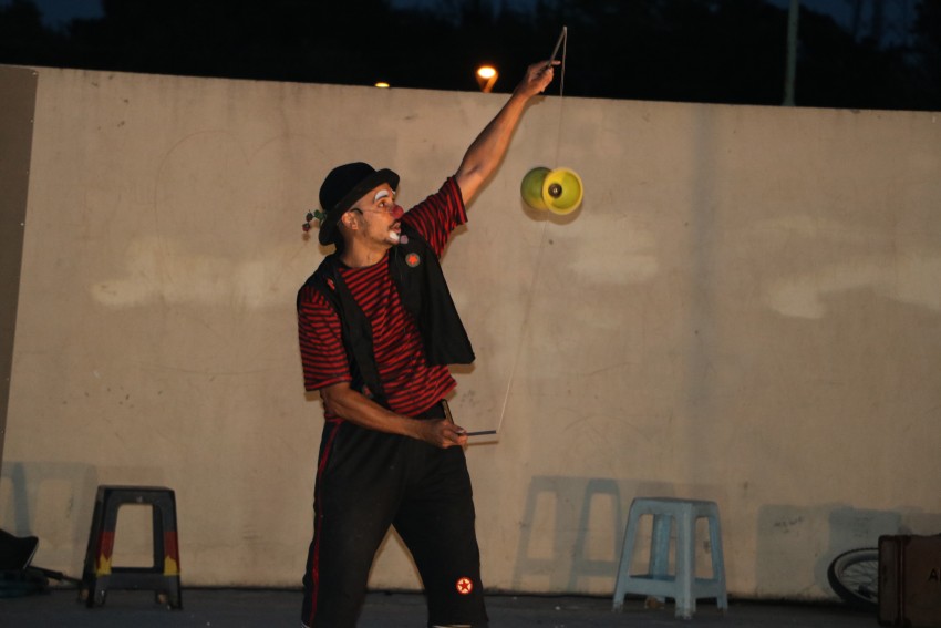 El payaso Alambre interactu con grandes y chicos en el Anfiteatro
