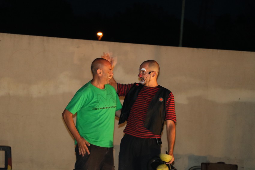 El payaso Alambre interactu con grandes y chicos en el Anfiteatro