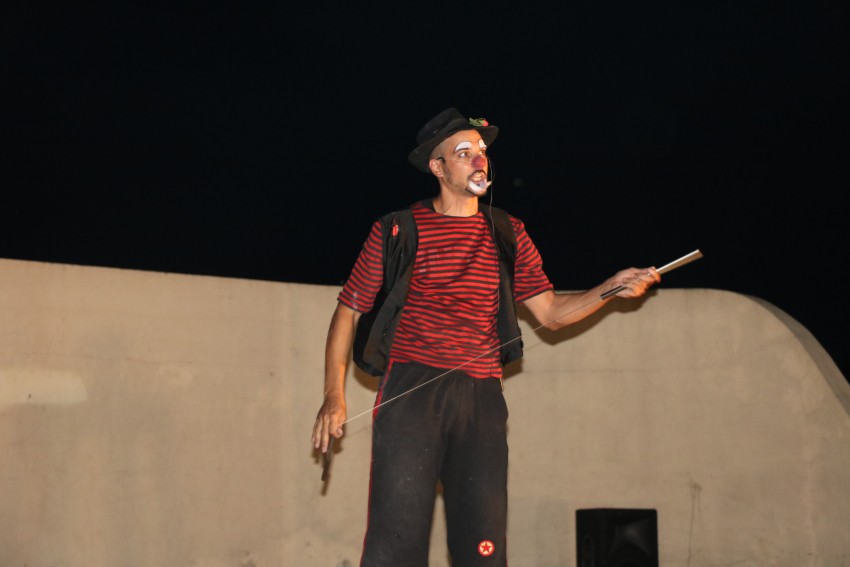 El payaso Alambre interactu con grandes y chicos en el Anfiteatro