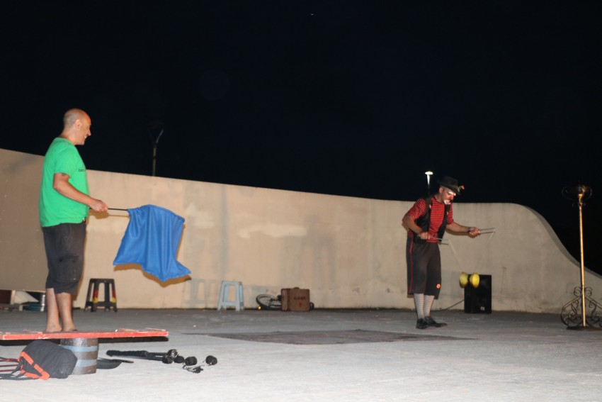 El payaso Alambre interactu con grandes y chicos en el Anfiteatro