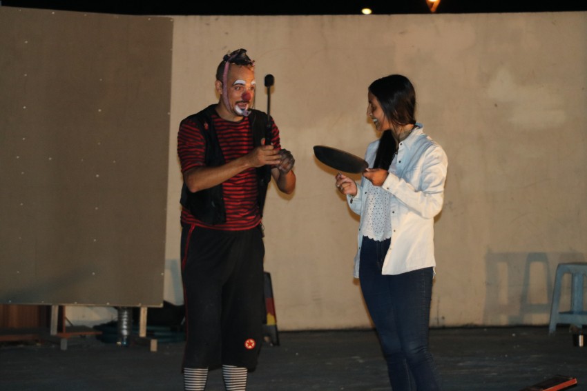 El payaso Alambre interactu con grandes y chicos en el Anfiteatro