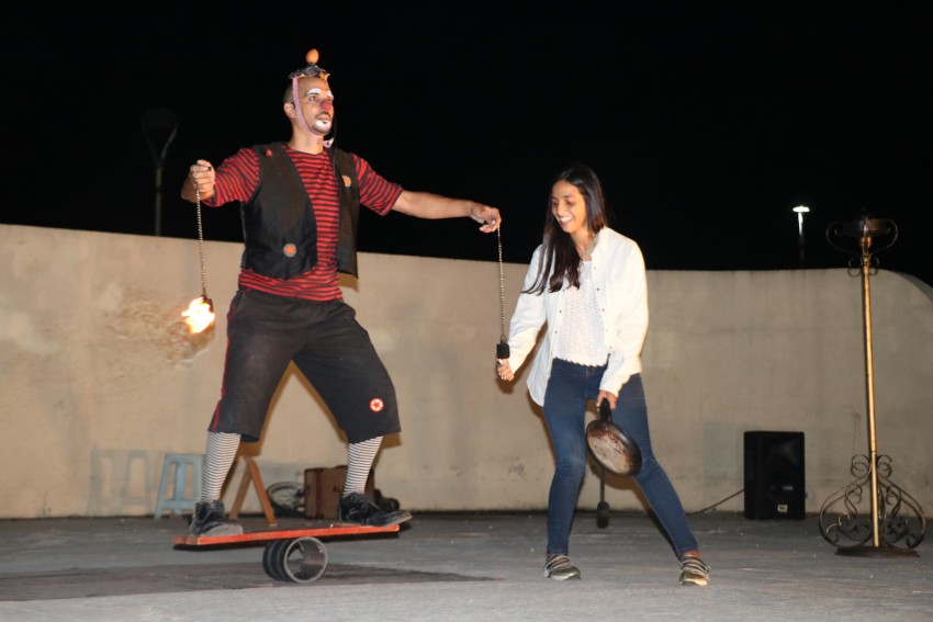 El payaso Alambre interactu con grandes y chicos en el Anfiteatro