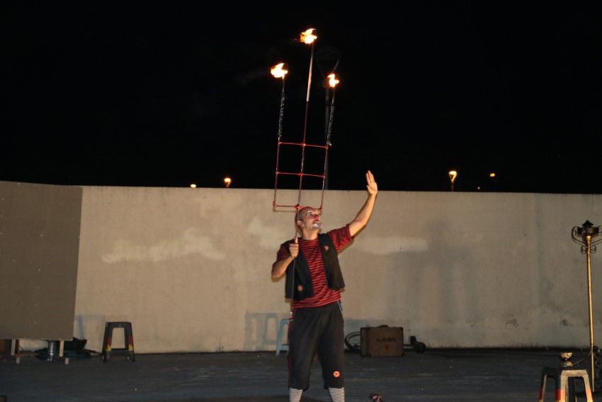 El payaso Alambre interactu con grandes y chicos en el Anfiteatro