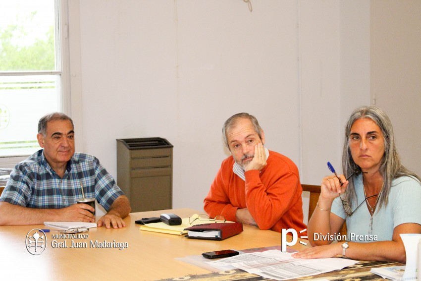 Funcionarios trabajan en el armado de un proyecto integral para el bar