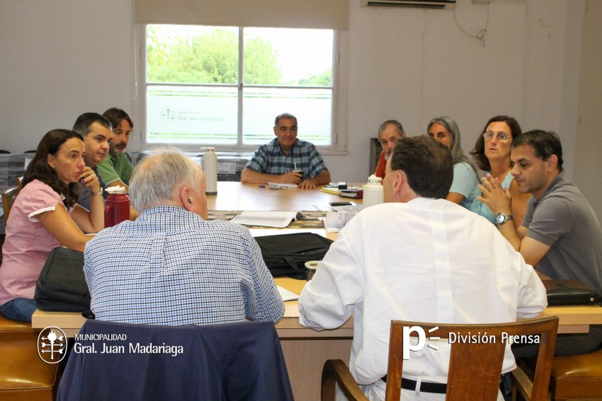 Funcionarios trabajan en el armado de un proyecto integral para el bar