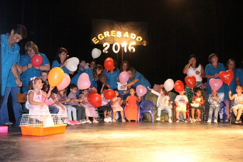 Egresaron los ni�os del jard�n maternal municipal 