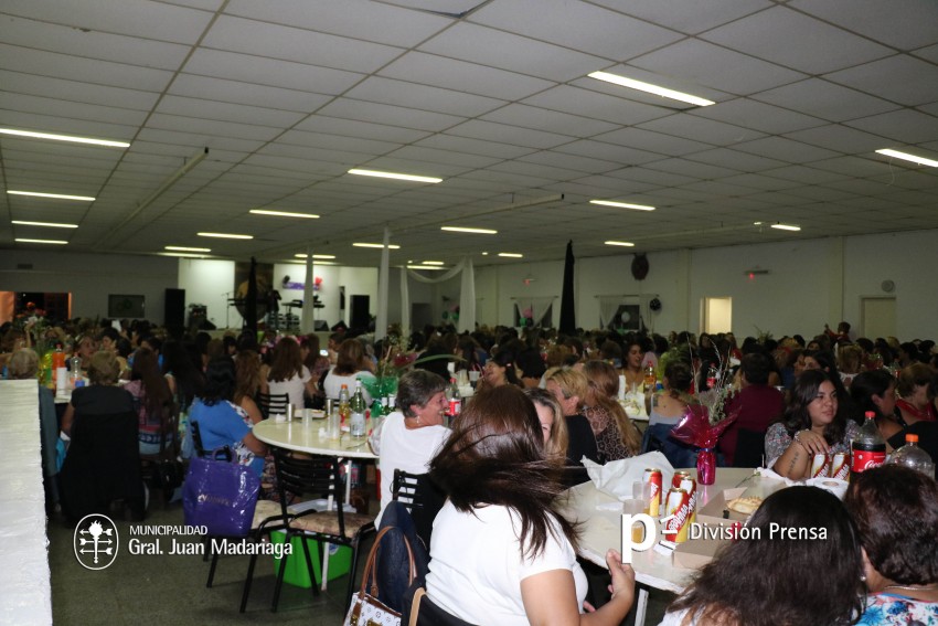 Las mujeres festejaron su da con una cena show