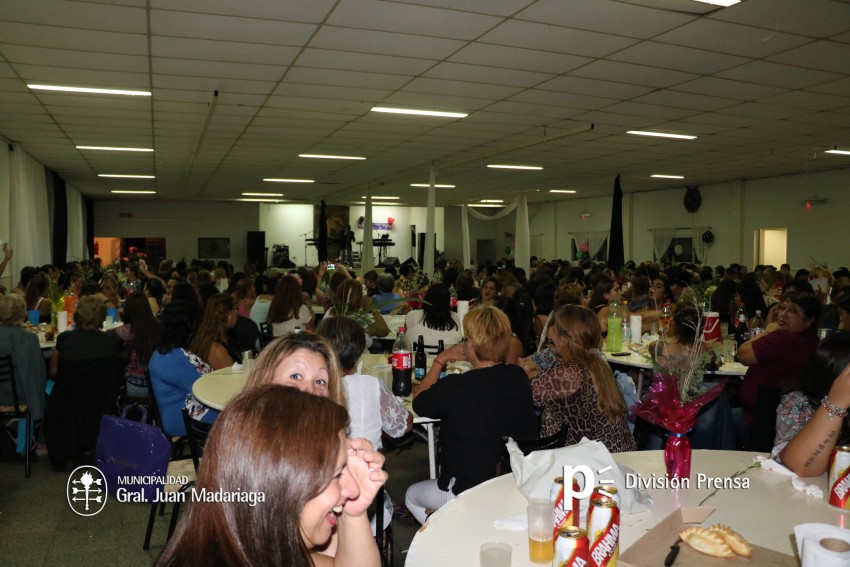 Las mujeres festejaron su d�a con una cena show
