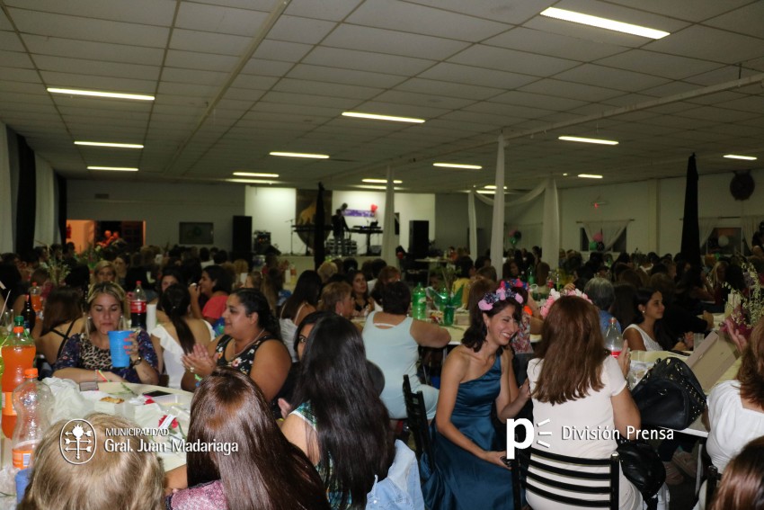 Las mujeres festejaron su d�a con una cena show