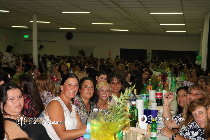 Las mujeres festejaron su d�a con una cena show