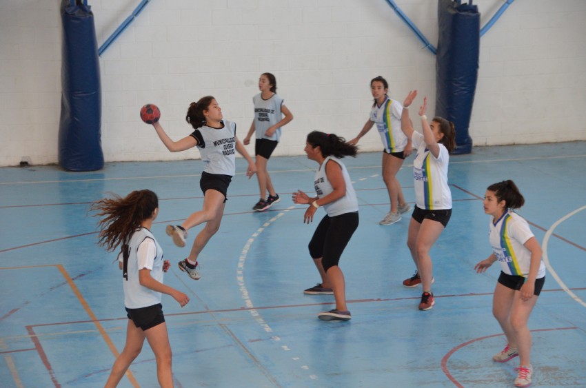 Niños jugando partido de handball