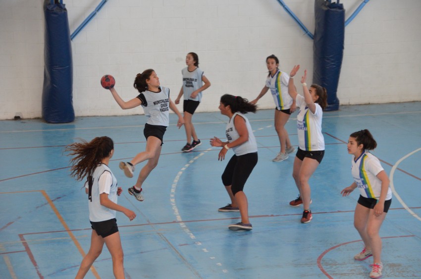 Nios jugando partido de handball