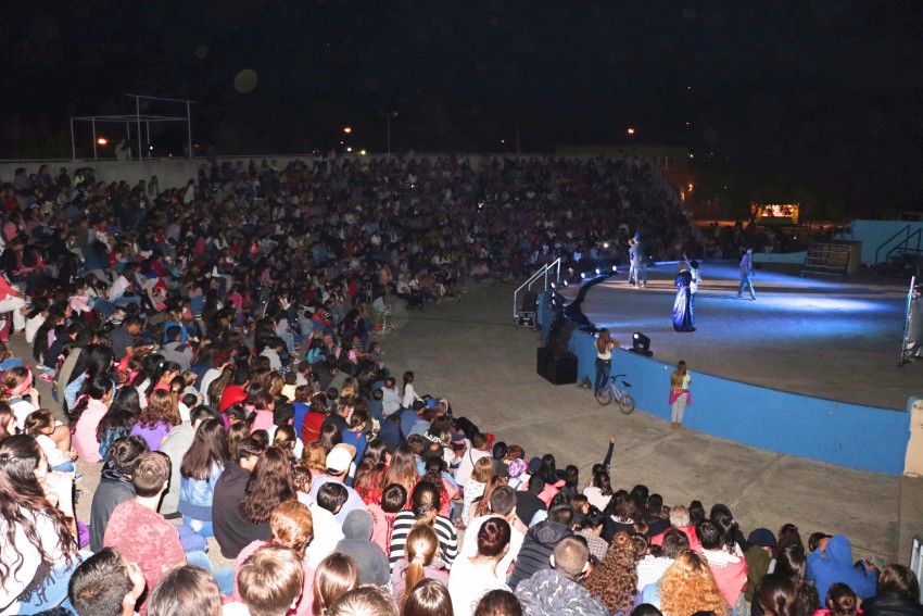 la compañía de teatro producciones independientes con el apoyo y