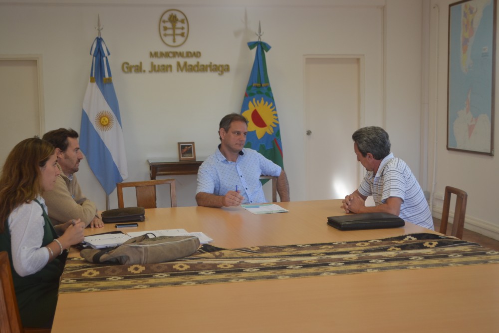 Esteban Santoro reunido con representantes del aeroclub