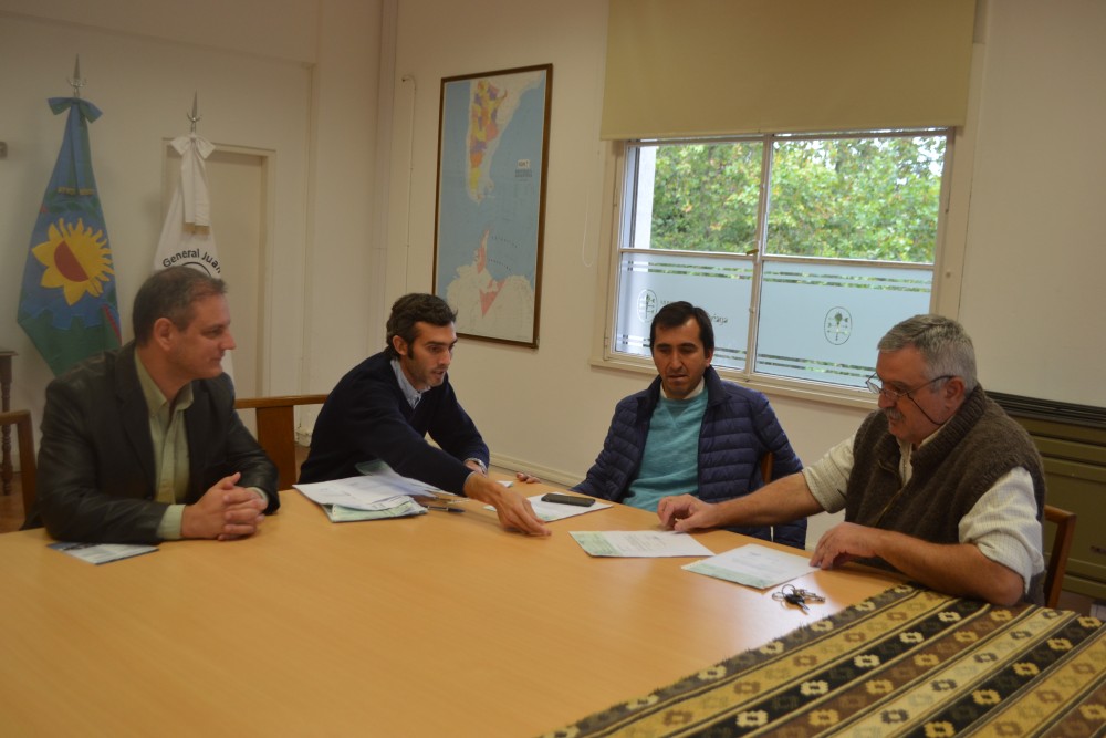 Esteban Santoro entrega cheques a clubes