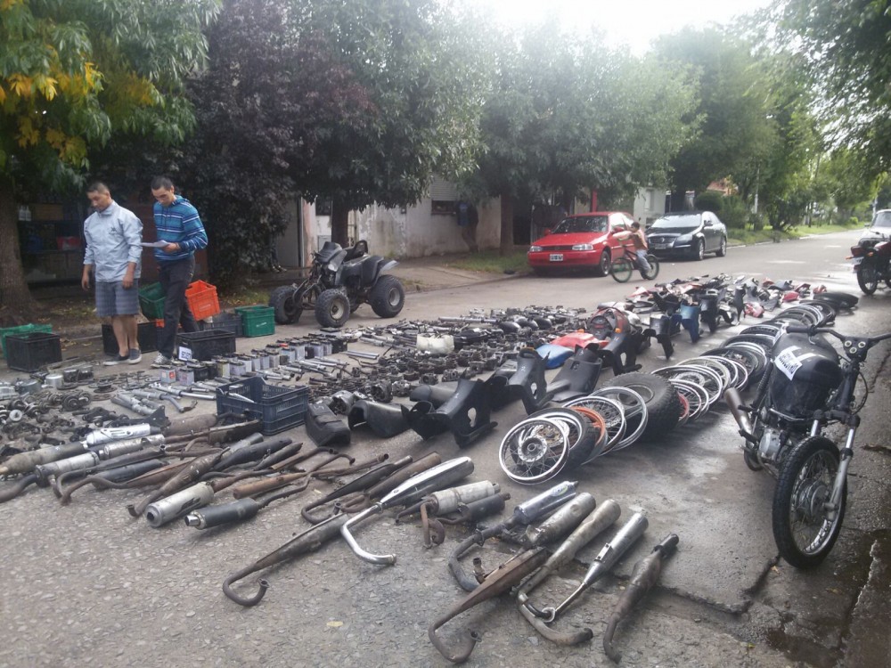 Secuestraron centenares de motopartes de un taller mecnico