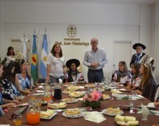 Popovich recibi a las reinas y asisti al desfile