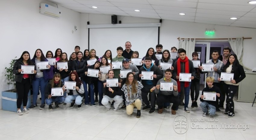 Otorgaron los certificados a los jvenes que culminaron el curso de camareros