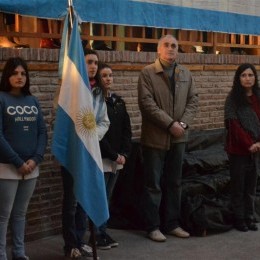 Popovich particip del acto por el Da de la Bandera