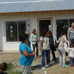 Popovich visit a beneficiarios de viviendas