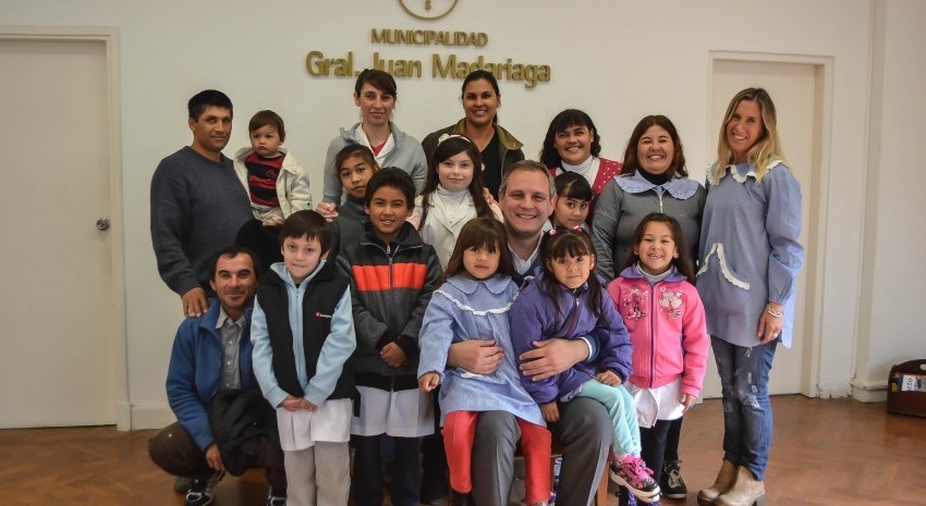 Esteban Santoro con Alumnos del Paraje Juancho