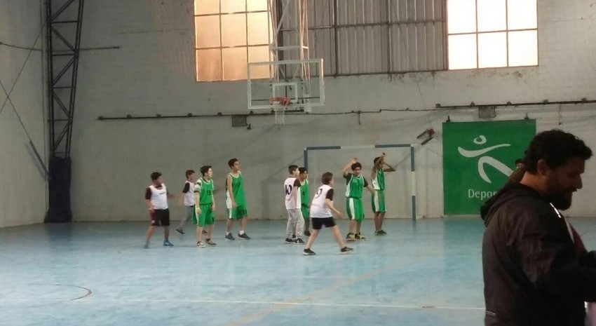 basquet amistoso polideportivo