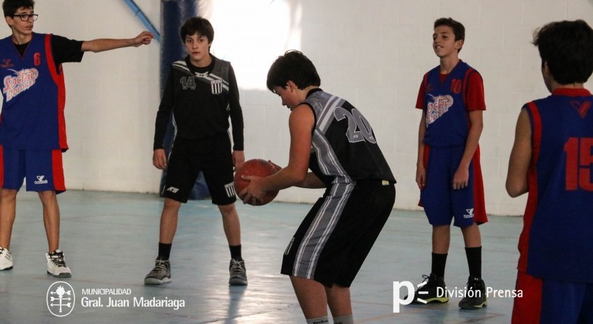 basquet en el Polideportivo Municipal