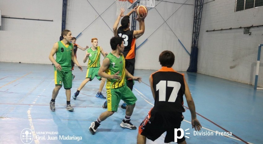 basquet en el polideportivo