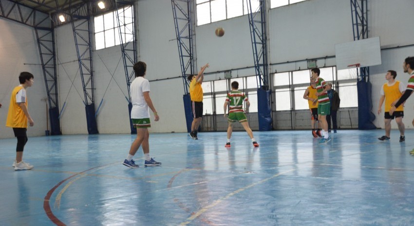 basquet en el polideportivo