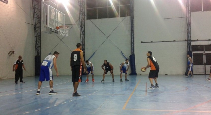 Basquet: Madariaga cay ante Pinamar en un encuentro amistoso