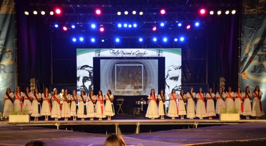 desfile de gala fiesta nacional del gaucho