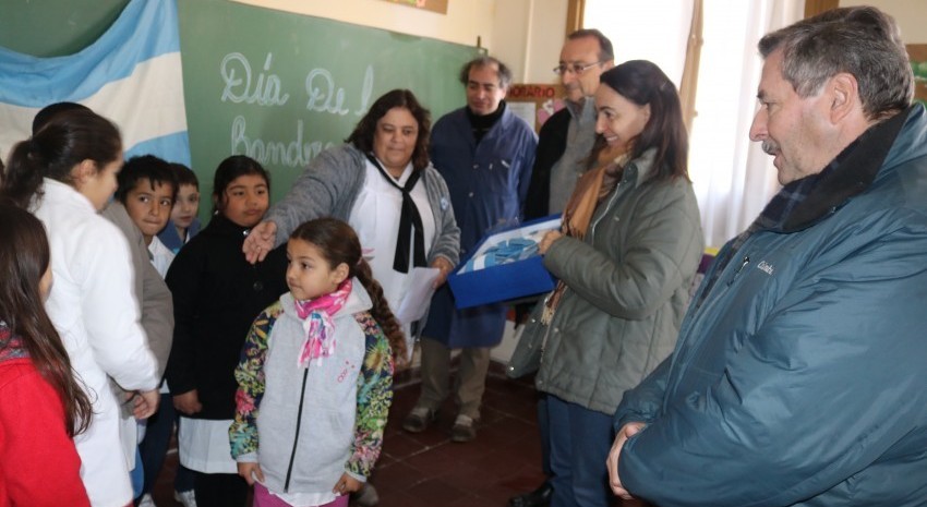 donacin de bandera al paraje el cardalito