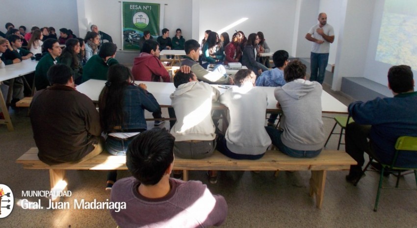 Charla sobre agroqumicos en la escuela agraria