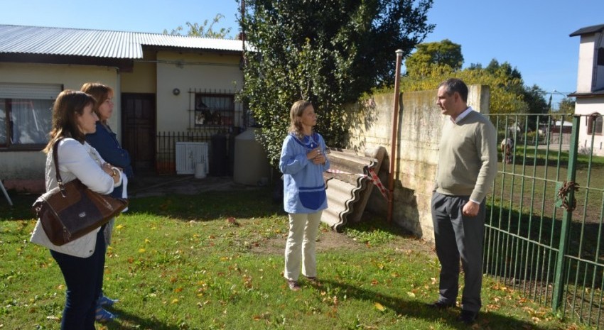 Esteban Santoro y directivos de la cooperadora  del jardin 904