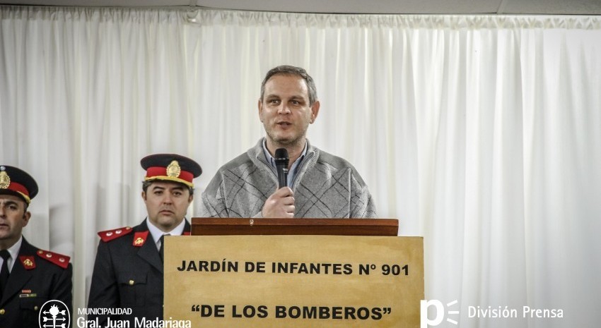 esteban santoro en acto de bomberos