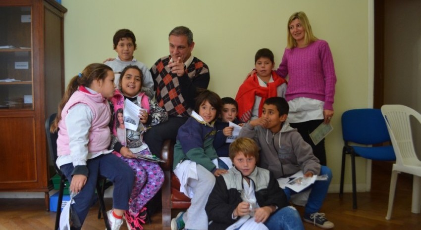 Esteban Santoro junto a chicos de la escuela 20