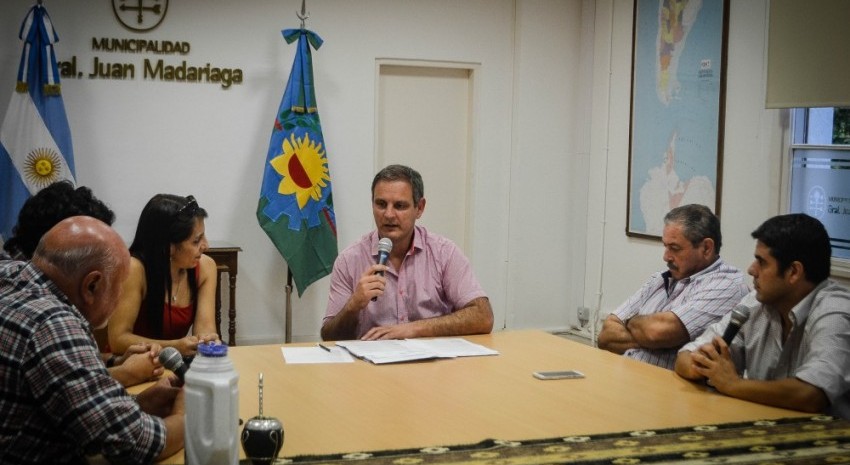 Esteban Santoro con periodistas de Madariaga
