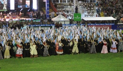 Jirn Gaucho se prepara para participar de la apertura del Festival Nacional de Doma y Folklore