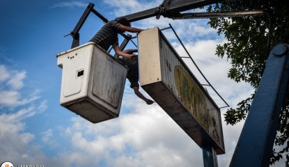 Retiraron cartelera con riesgo de derrumbe