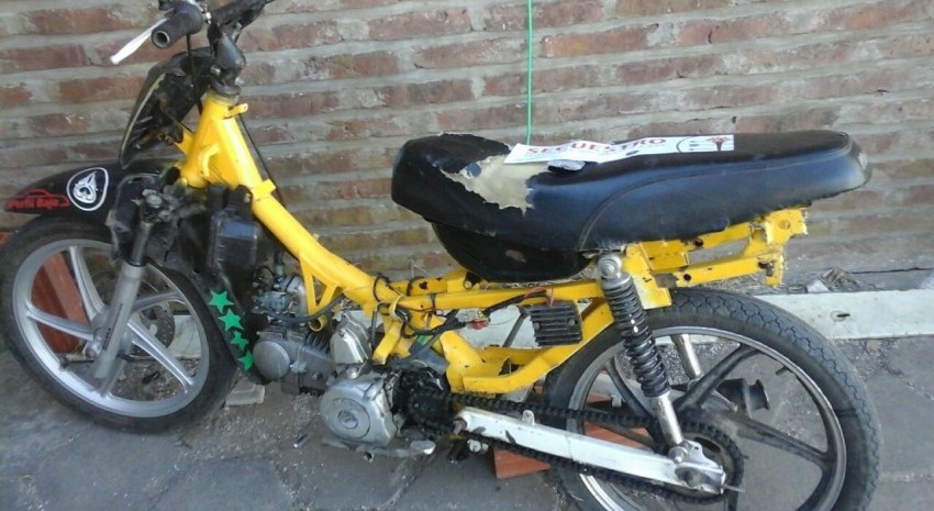 moto maverick amarilla