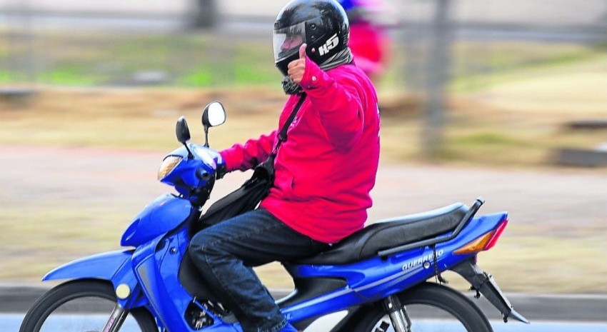 Persona con casco circulando en moto