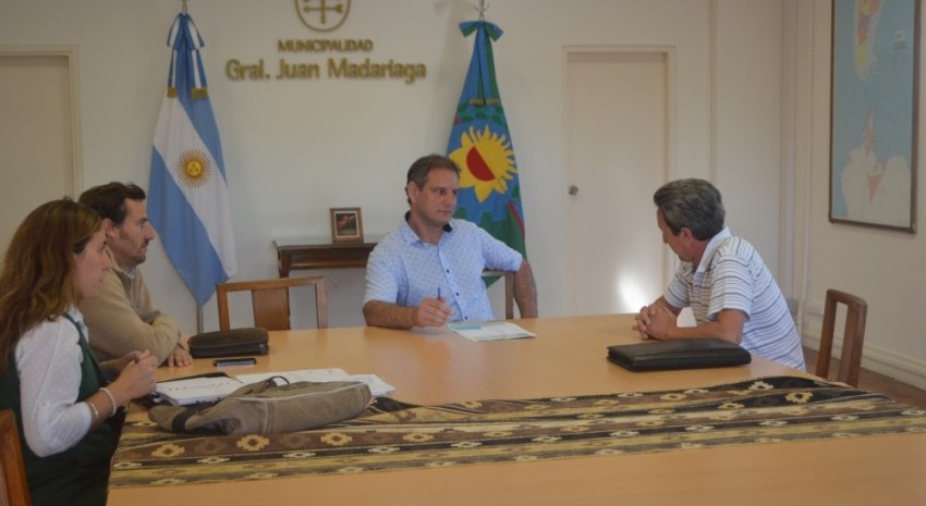 Esteban Santoro reunido con representantes del aeroclub
